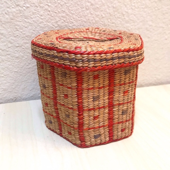 Vintage Native Lidded hexagon Basket with colored patterns. Finely Crafted. - Picture 9 of 9
